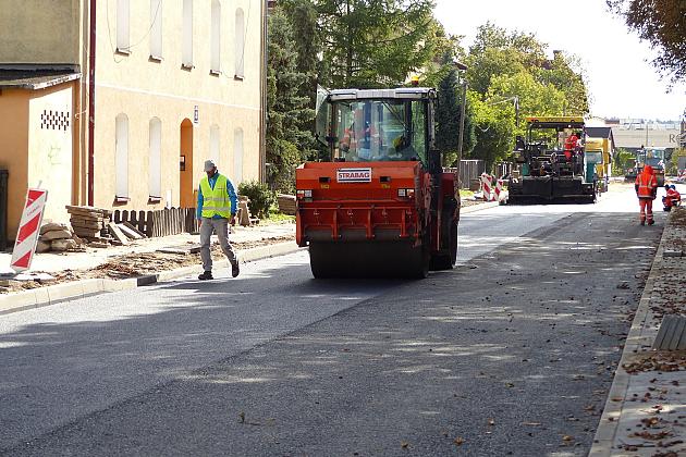 Walce drogowe na Sienkiewicza. Trwa budowa Lęborskiego Węzła Przesiadkowego