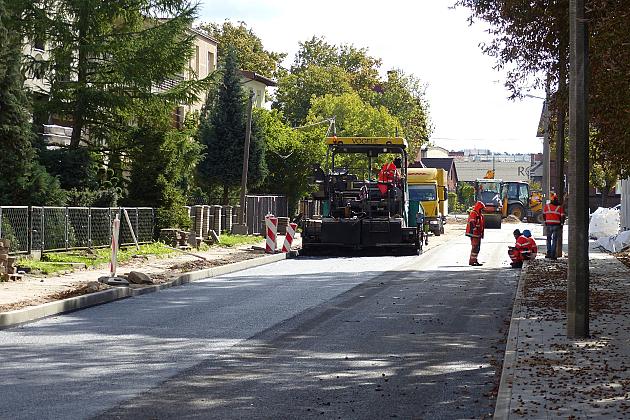 Walce drogowe na Sienkiewicza. Trwa budowa Lęborskiego Węzła Przesiadkowego