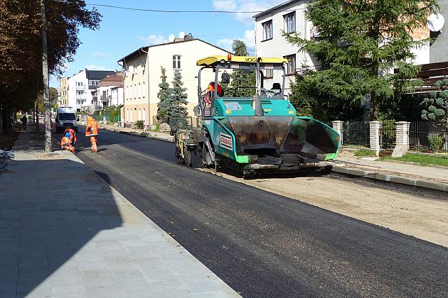Walce drogowe na Sienkiewicza. Trwa budowa Lęborskiego Węzła Przesiadkowego