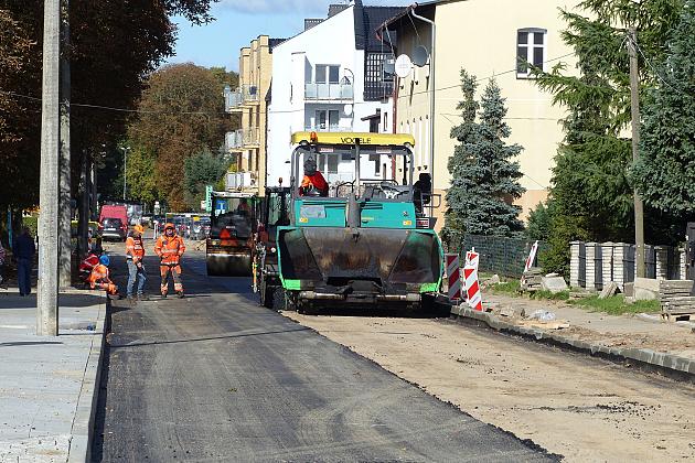 Walce drogowe na Sienkiewicza. Trwa budowa Lęborskiego Węzła Przesiadkowego