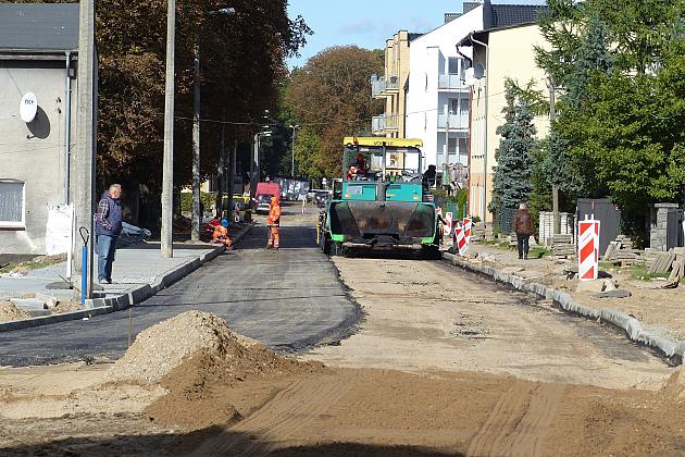 Walce drogowe na Sienkiewicza. Trwa budowa Lęborskiego Węzła Przesiadkowego
