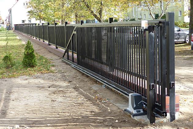 Nowe ogrodzenie i miejsca parkingowe przy SP nr 5