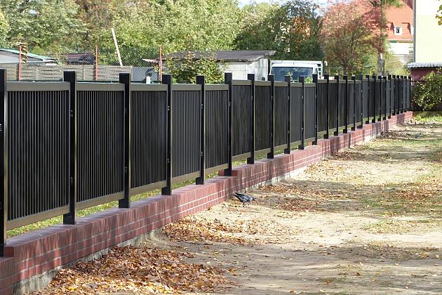 Nowe ogrodzenie i miejsca parkingowe przy SP nr 5