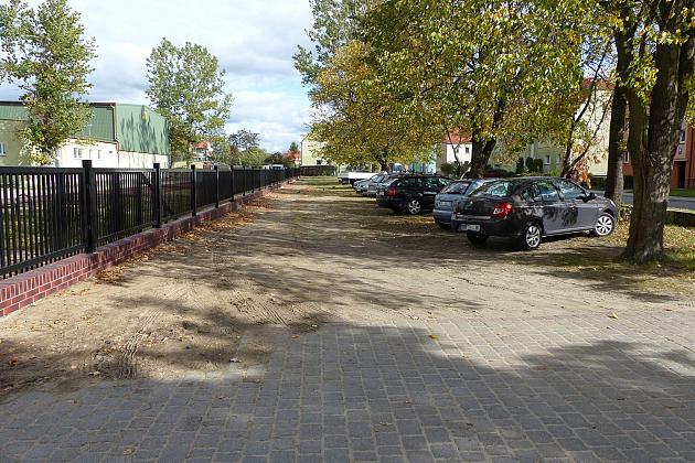 Nowe ogrodzenie i miejsca parkingowe przy SP nr 5