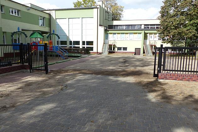 Nowe ogrodzenie i miejsca parkingowe przy SP nr 5