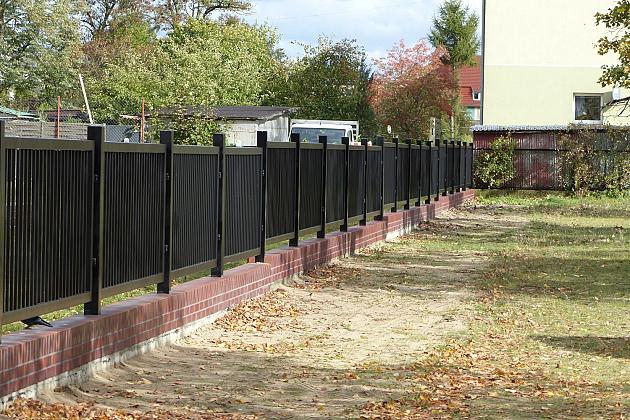 Nowe ogrodzenie i miejsca parkingowe przy SP nr 5