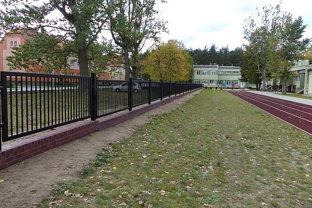 Nowe ogrodzenie i miejsca parkingowe przy SP nr 5