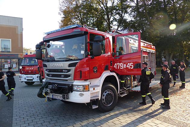 Strażacy ochotnicy z nowoczesnym wozem strażackim