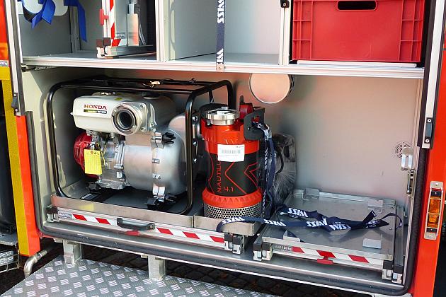 Strażacy ochotnicy z nowoczesnym wozem strażackim