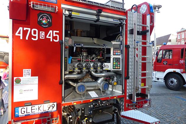 Strażacy ochotnicy z nowoczesnym wozem strażackim