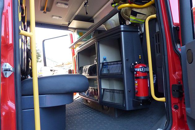 Strażacy ochotnicy z nowoczesnym wozem strażackim