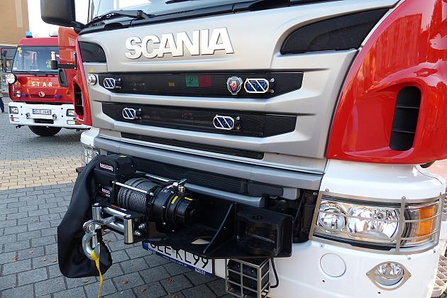 Strażacy ochotnicy z nowoczesnym wozem strażackim