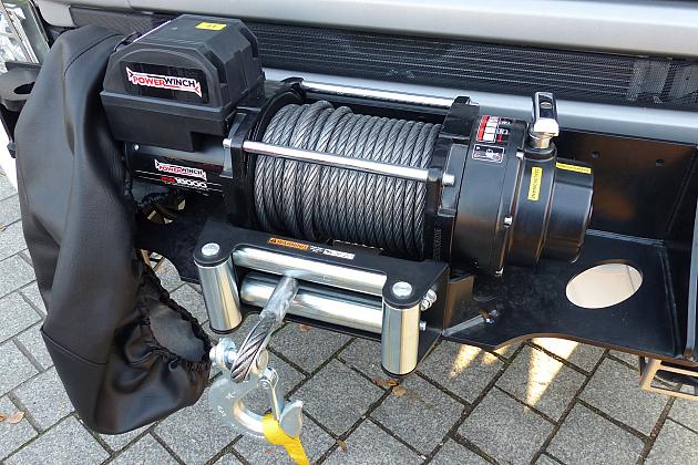 Strażacy ochotnicy z nowoczesnym wozem strażackim