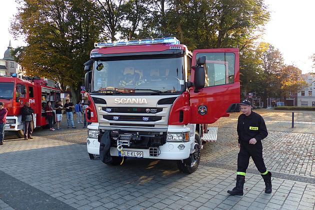 Strażacy ochotnicy z nowoczesnym wozem strażackim