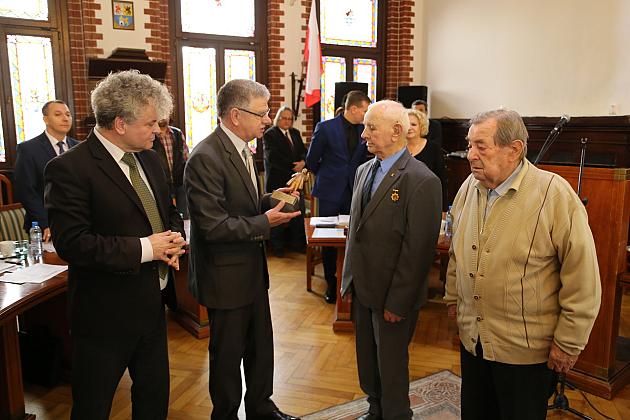 Zasłużeni pszczelarze odznaczeni na sesji RM