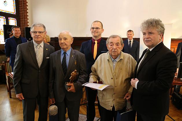 Zasłużeni pszczelarze odznaczeni na sesji RM