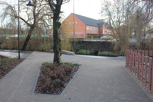 Skwer przy Przymurnej. Zabawa i wypoczynek