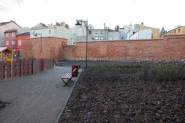 Skwer przy Przymurnej. Zabawa i wypoczynek