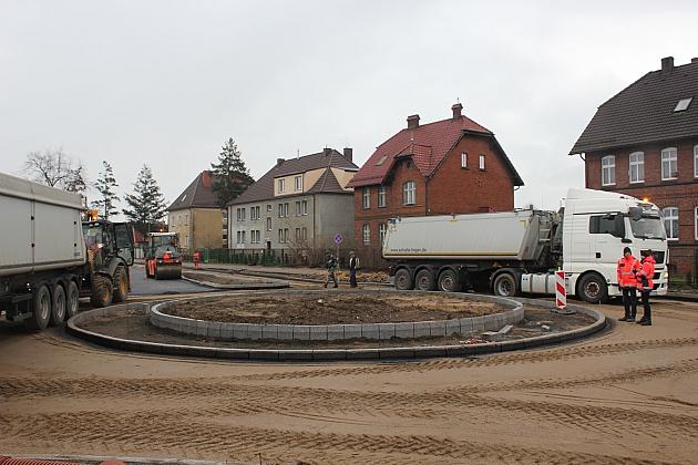 Węzeł Przesiadkowy w budowie. Walce drogowe na Dworcowej