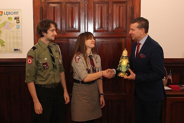 Betlejemskie Światło Pokoju w ratuszu