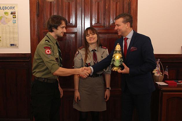 Betlejemskie Światło Pokoju w ratuszu