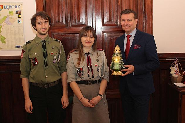 Betlejemskie Światło Pokoju w ratuszu