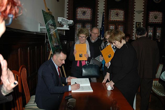 Muzeum promowało publikację o cmentarzysku w Czarnówku