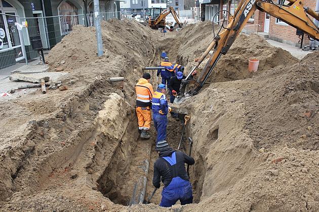 Głębokie wykopy na ulicy Gdańskiej pod kanalizację i wodociąg