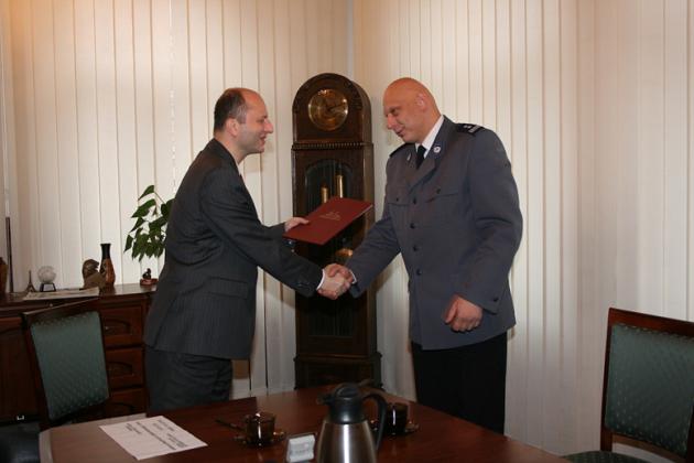 Czek od Burmistrza dla policjantów 