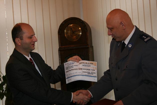 Czek od Burmistrza dla policjantów 