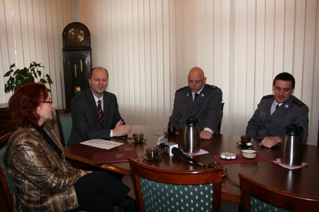 Czek od Burmistrza dla policjantów 