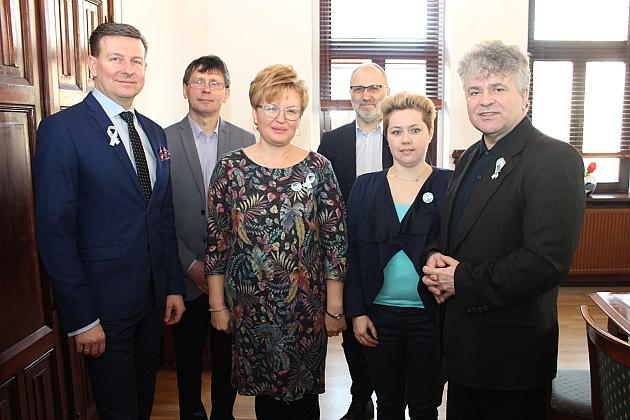 Niebieskie wstążeczki symbolizują autyzm