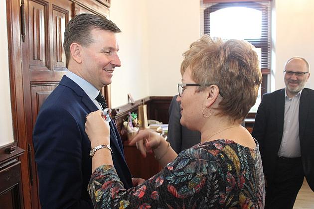 Niebieskie wstążeczki symbolizują autyzm