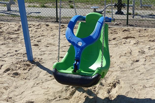 Plac zabaw przy Komuny Paryskiej otwarty!