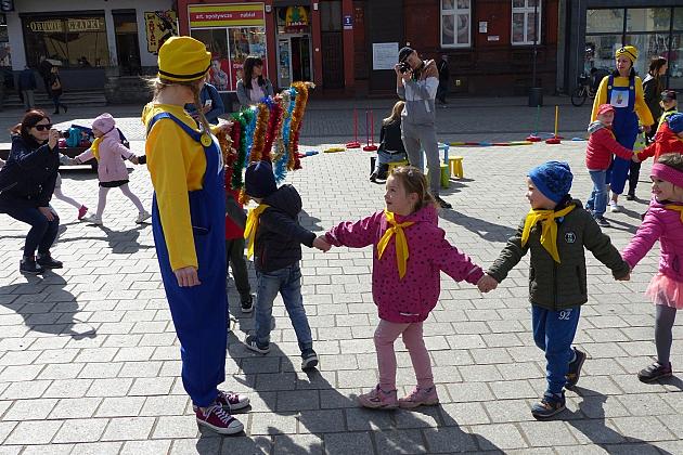 Na Placu Pokoju Minionki zapisują do biblioteki