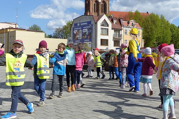 Na Placu Pokoju Minionki zapisują do biblioteki