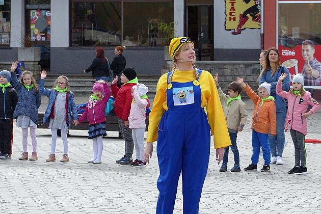 Na Placu Pokoju Minionki zapisują do biblioteki