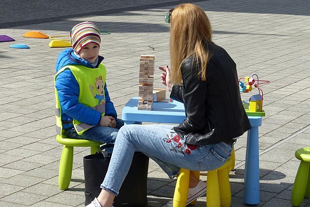 Na Placu Pokoju Minionki zapisują do biblioteki