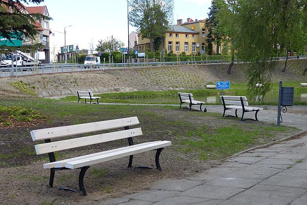 Staw w Parku Chrobrego z nowymi ławkami