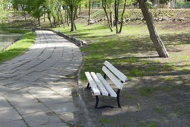 Staw w Parku Chrobrego z nowymi ławkami
