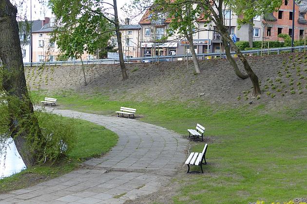 Staw w Parku Chrobrego z nowymi ławkami