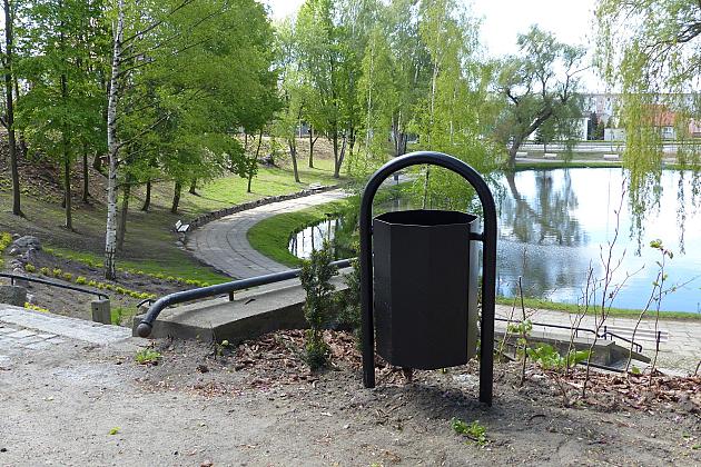 Staw w Parku Chrobrego z nowymi ławkami