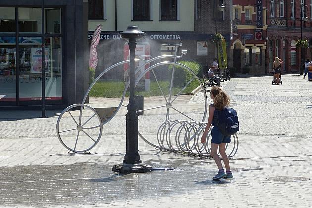 Chłodna bryza na Placu Pokoju