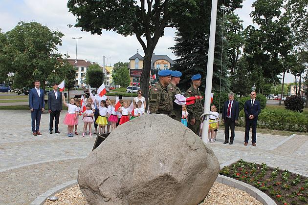 Skwer Orła Białego z biało-czerwoną flagą
