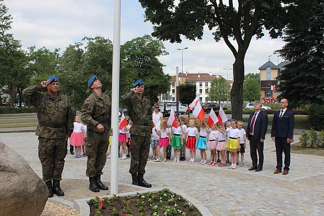 Skwer Orła Białego z biało-czerwoną flagą