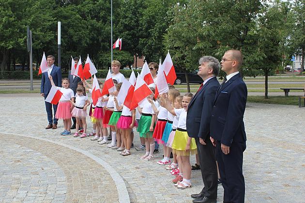 Skwer Orła Białego z biało-czerwoną flagą
