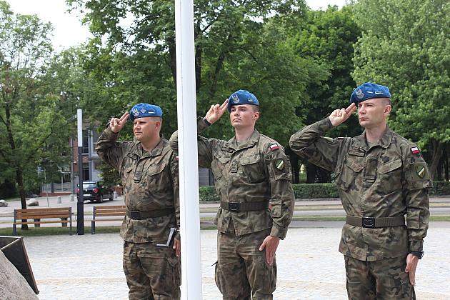 Skwer Orła Białego z biało-czerwoną flagą