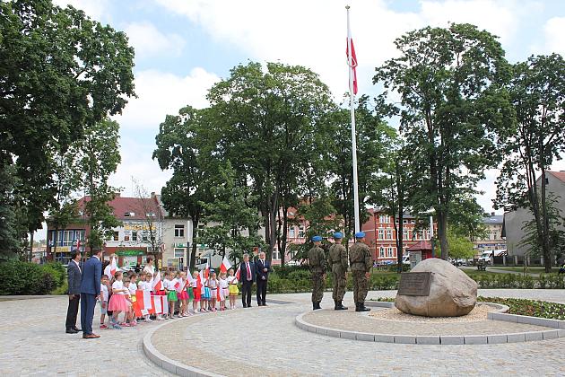 Skwer Orła Białego z biało-czerwoną flagą