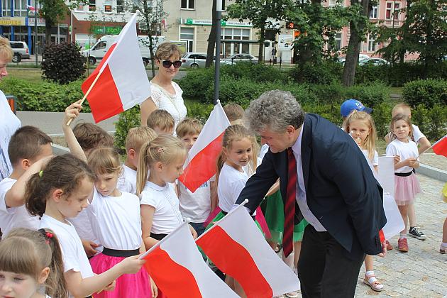 Skwer Orła Białego z biało-czerwoną flagą