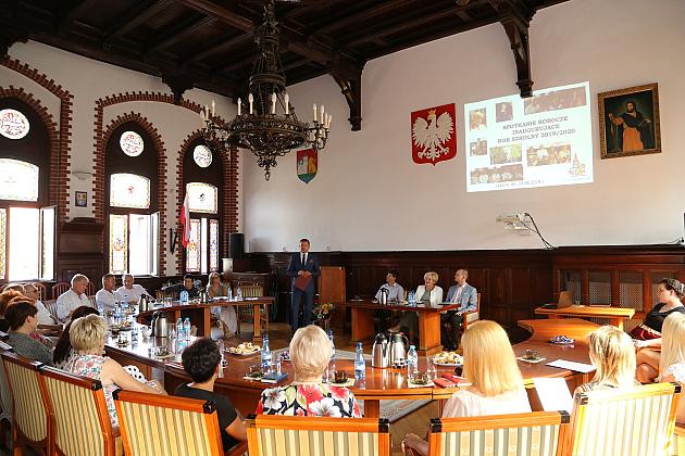 Spotkanie w ratuszu w sprawie nowego roku szkolnego
